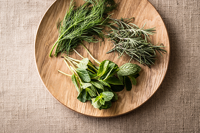 ローズマリー・セージ・ディルをぬかみそに漬け込んで