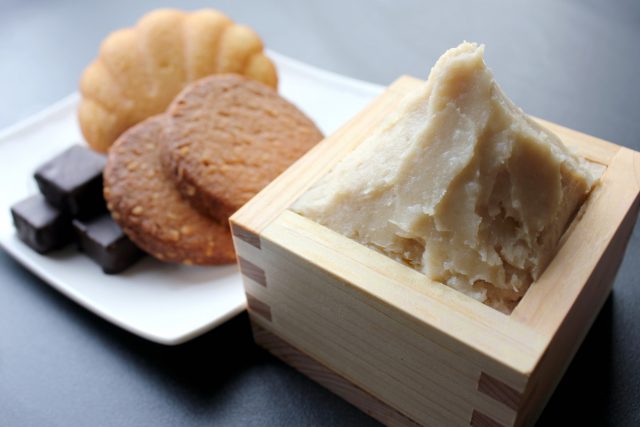 酒粕と酒粕を使った洋菓子
