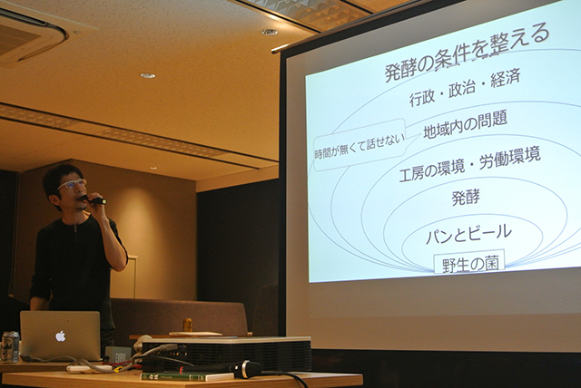 発酵の条件を紹介する格さん