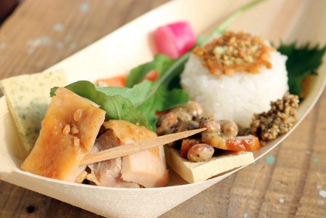 料理家の蓮池陽子さんによる「発酵おつまみ」は、テンペ、納豆、お味噌、お漬物…といった発酵食品のフィンガーフードが並ぶワンプレート。登壇者の発酵男子のみなさまから提供された食材もふんだんに使われていて、どれも大変おいしいおつまみでした。