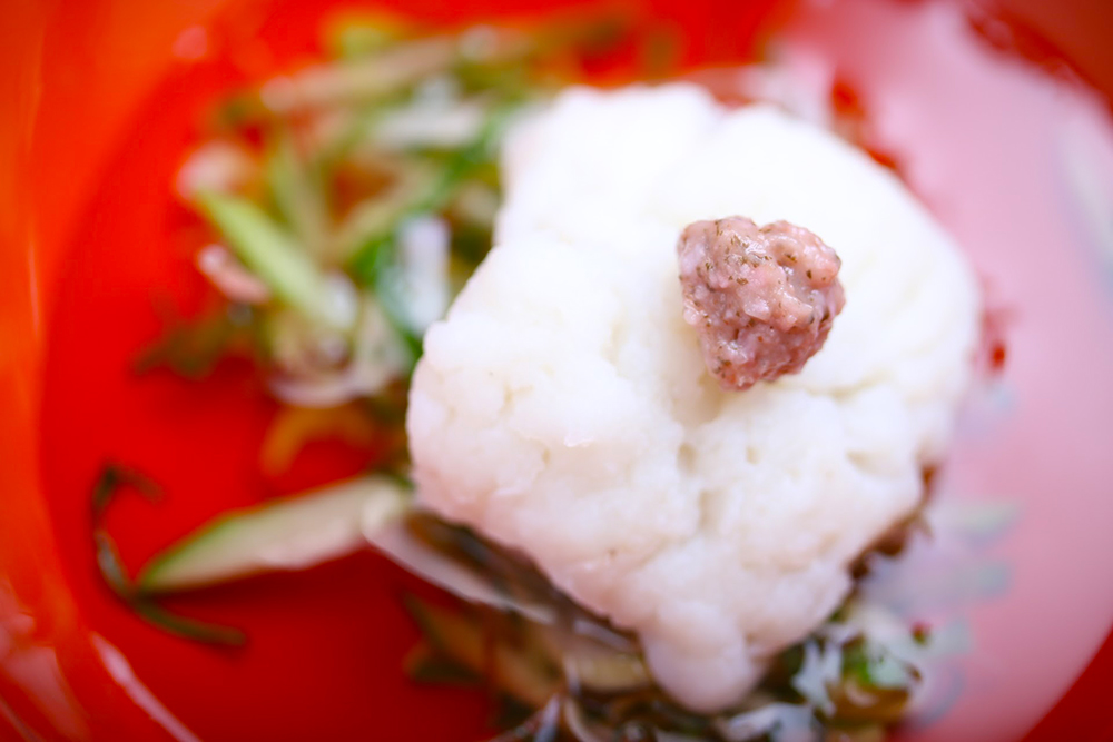 『鱧(ハモ)の湯引き 香草野菜ゼリー添え』