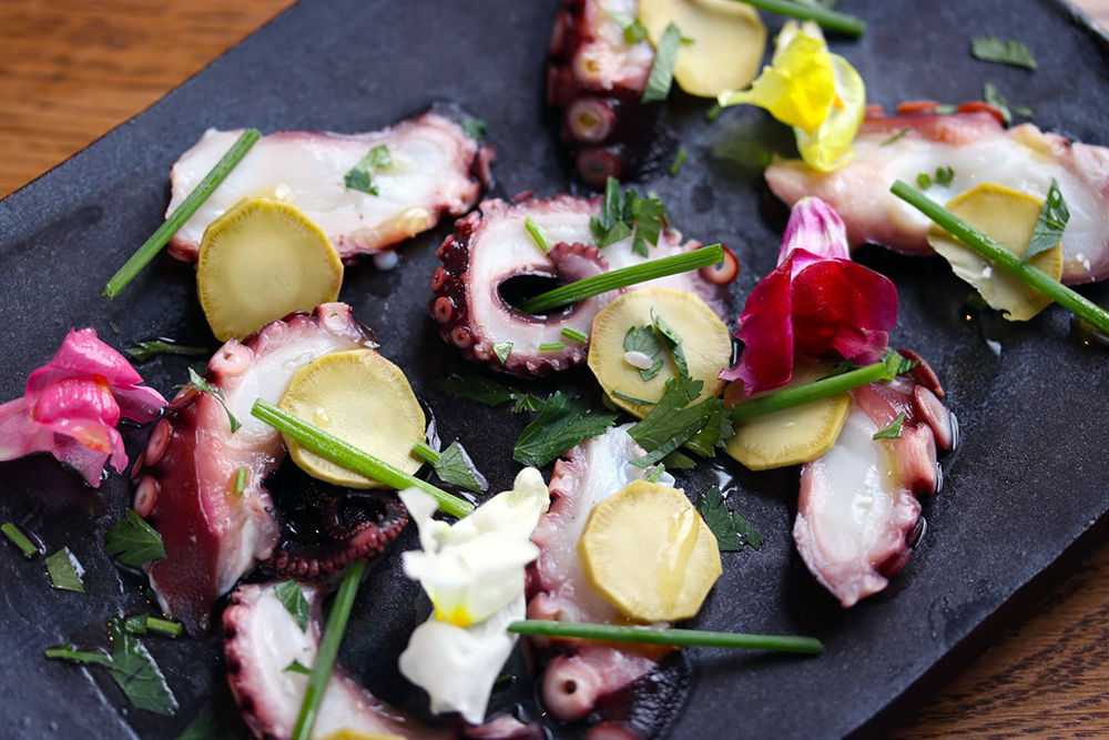 「タコのぬか漬けと本わさびのカルパッチョ」は、発酵居酒屋5でも食べることができます