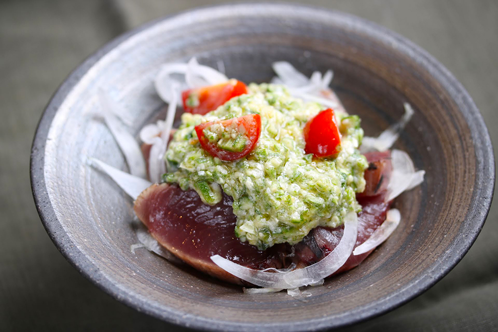 「初鰹とオクラのタタキ バルサミコ仕立て」は、発酵居酒屋5でもお楽しみいただけます