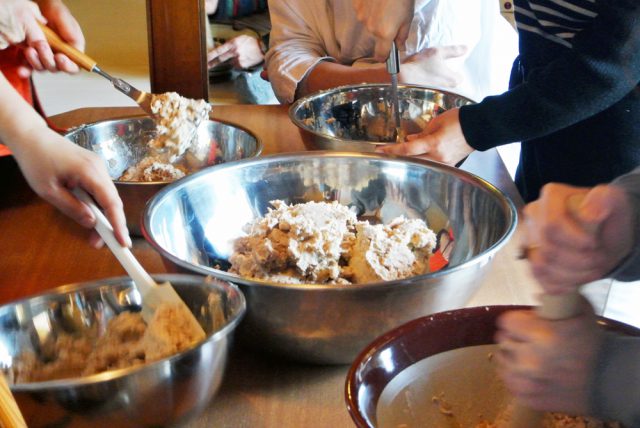 ペースト状になった大豆をひとつの大きなボールに集めます。