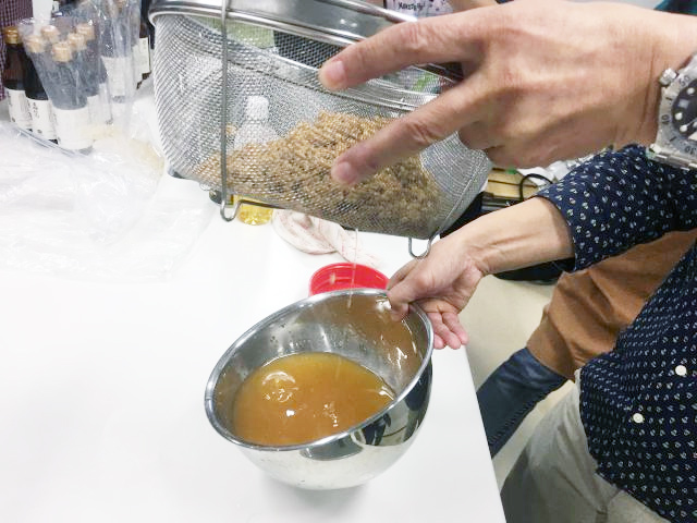 もろみをザルにあげる