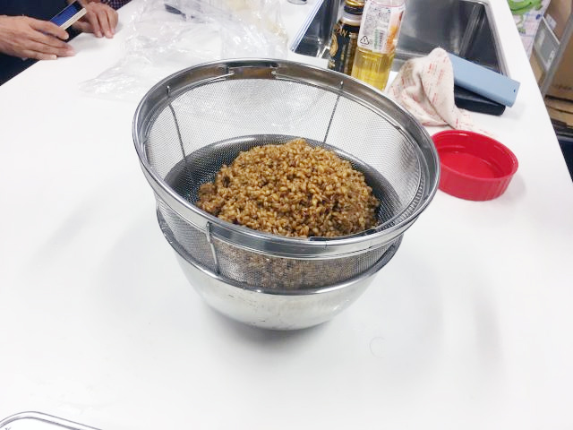 もろみをザルに上げる