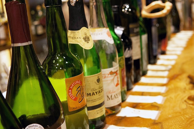 カウンターに並ぶシードルの瓶