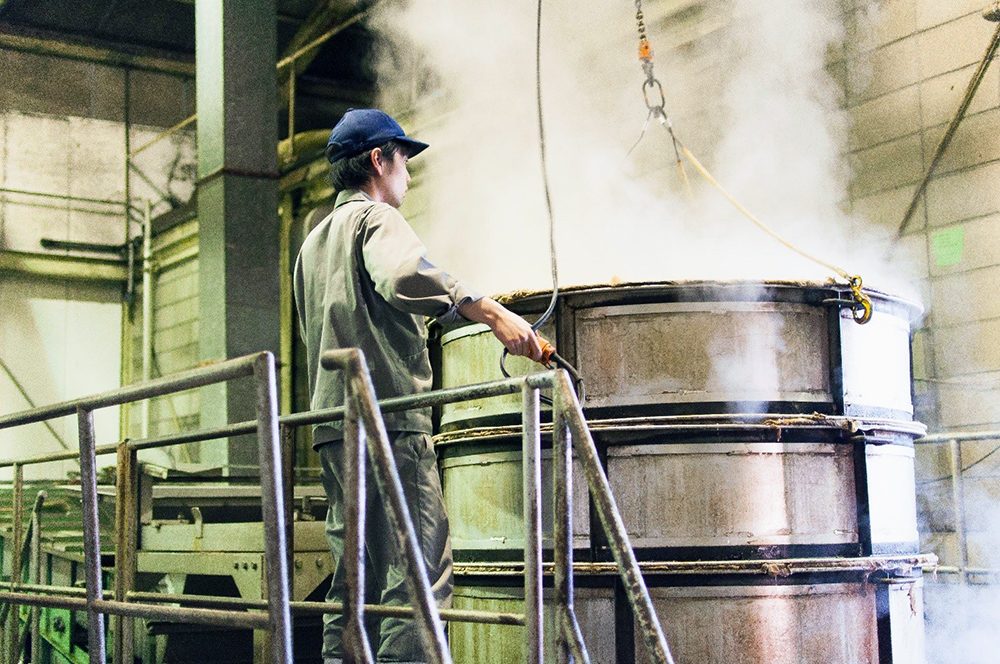 「三河みりん」角谷文治郎商店の蔵見学、米を蒸す様子