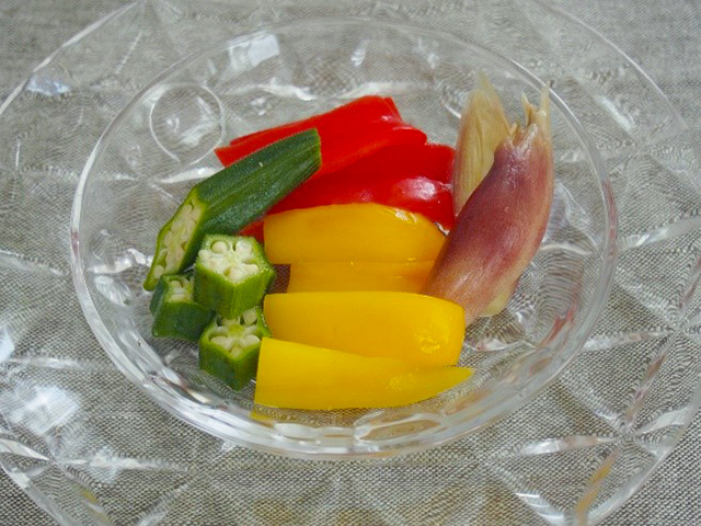 きゅうりやナスの他にも、フルーティに漬かるのが「パプリカ」。ぬか漬けの酸味がフルーティな風味を醸し出し、甘さと酸味でフルーツ感覚でいただけます。 夏野菜のみょうがやおくらも、ぬか漬けにして酸味が付くことにより、ピクルスようにいただくことが出来ます。