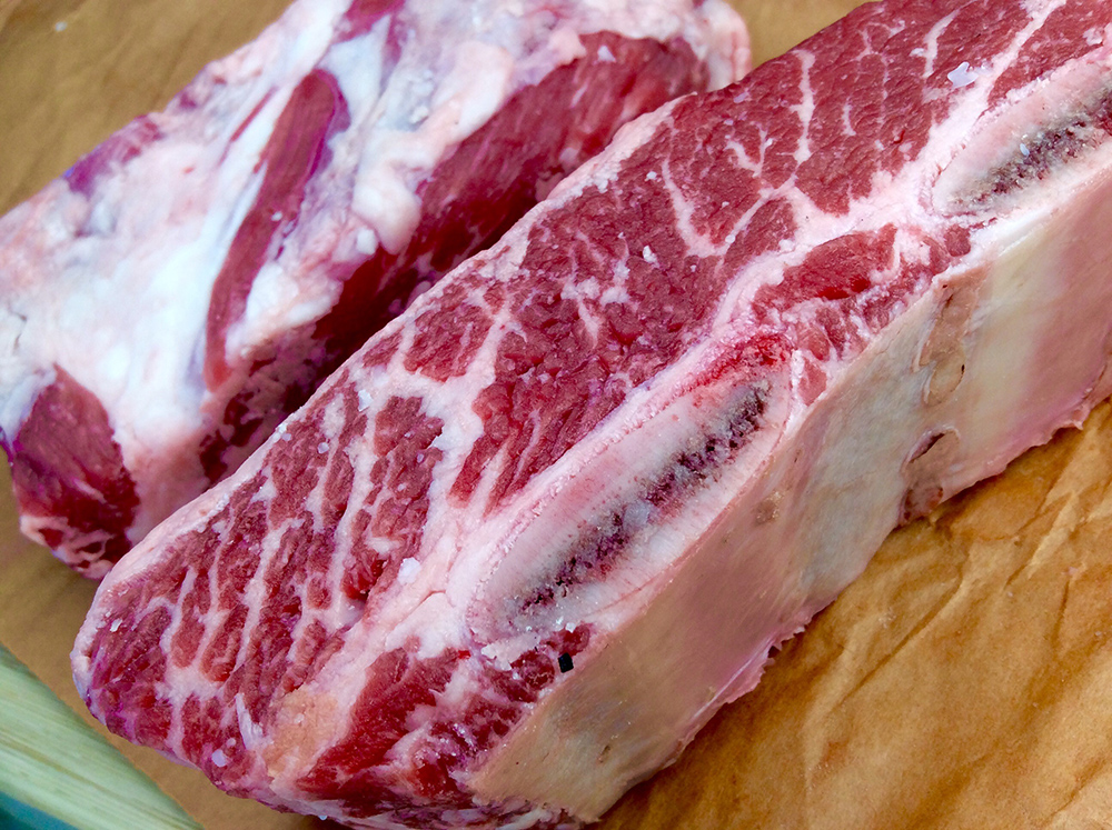 煮込んでも焼いてもおいしいショートリブ（骨つきカルビ）