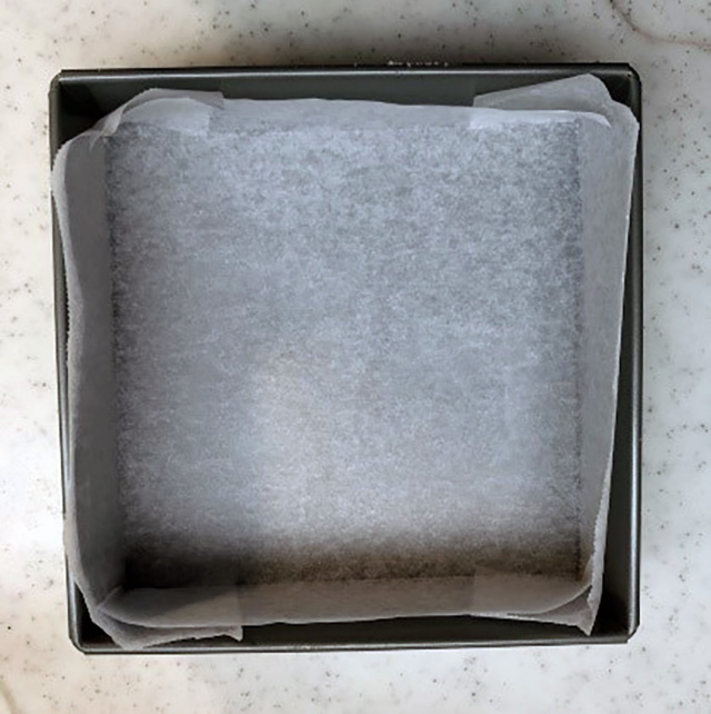 焼き型にクッキングシートを敷いておきます