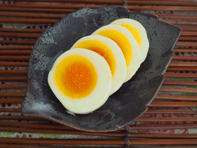 植物性乳酸菌にこだわらなければ、ゆで卵なども漬けることが出来ますし、お魚やお肉を漬けることもできます。