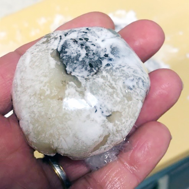 片栗粉をつけた手で黒豆塩大福を食べやすく丸める