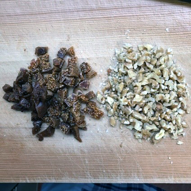 クルミとイチジクは細かく刻みます