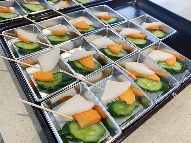 イベント会場でのぬか漬けの試食。ほんのり甘さが感じられて、いくつでも食べられそうなくらいのおいしさ！