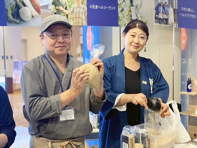 「羽田甚商店」オープニングイベントに参加中の『菜香や』社長・遠藤記生さん（写真左）