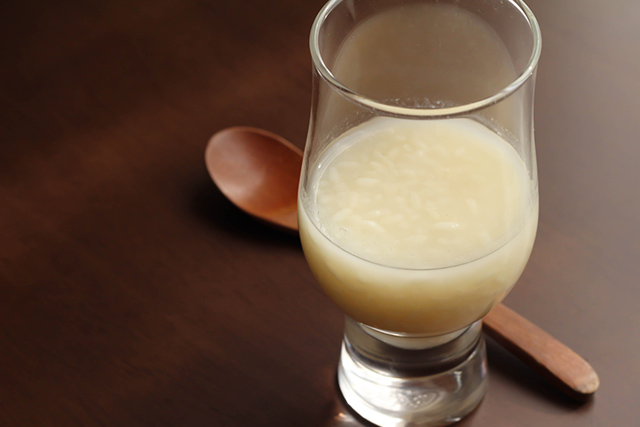 グラスに入った甘酒とスプーン