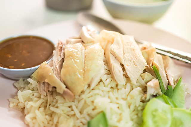 塩麴フレークで作る「カオマンガイ風チキンライス」レシピ