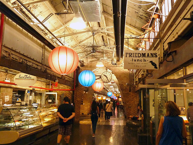 チェルシーと言えば近年再開発がされたダウンタウンの一角。 高架線路を使ったハイラインや、その周りの肉問屋街だったミートパッケージエリアは今やレストランやショップの集まるファッショナブルなエリアとなった。 そのチェルシーにある「チェルシーマーケット」も人気のショッピングモール。