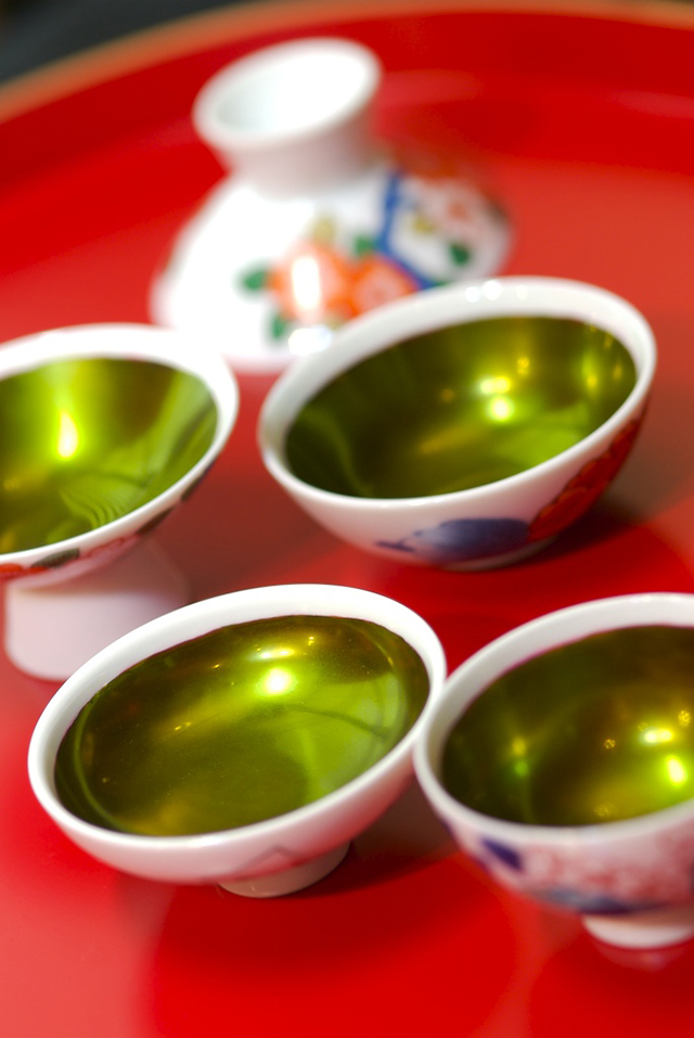 「小町紅」も、見た目は紅色ではなく玉虫色