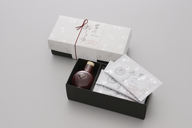 下鴨茶寮「料亭の粉しょうゆギフト仕様 (3袋+陶器)」￥1,620（税込み）