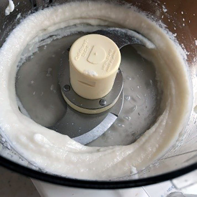 はんぺんは2cm角に切り、甘酒と一緒にプードプロセッサーに入れ、滑らかなすり身状態にする。