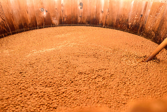 醤油づくり　木桶に諸味