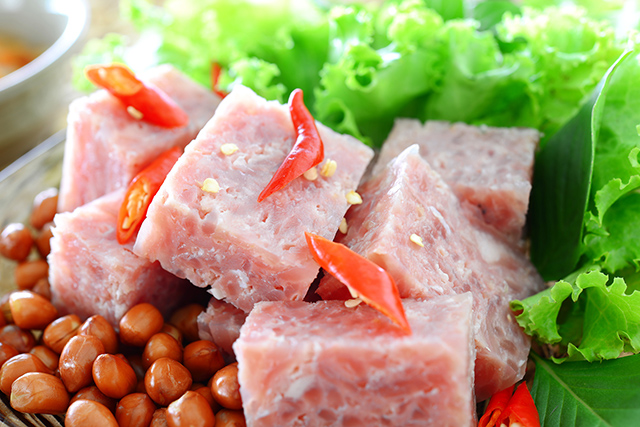 ベトナムの発酵食品。豚肉を発酵させたネムチュア