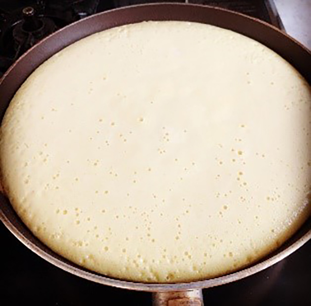 表面を平らにして蓋やアルミホイルなどで覆い、8〜10分、ゆっくり大きな卵焼きを焼きます。