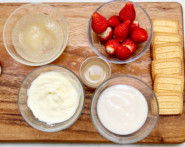 材料（15cm底が抜けるタイプのケーキ型1個分）：『いちご甘酒のレアチーズケーキ』レシピ