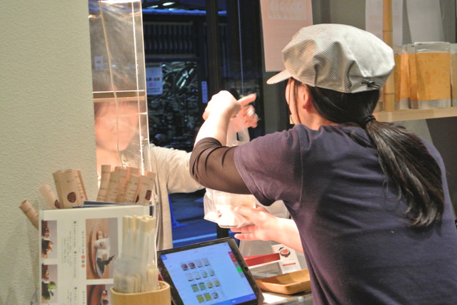 取材中もテイクアウトするお客様が続いてました。