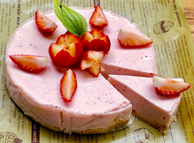 ホワイトデーにピッタリの発酵スイーツ！『いちご甘酒のレアチーズケーキ』レシピ