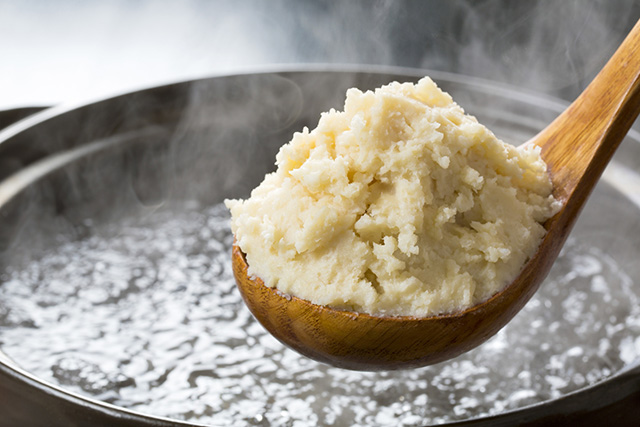 酒粕を煮汁に入れる