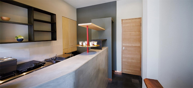 程よくお腹の空いた夕方頃、京都らしい美しさを随所に感じる町並みを抜けた先にあるのが、路面からオーダーできるスタンドと、コンパクトなカウンター席が用意された可愛らしい『MISO POTA KYOTO本店』。