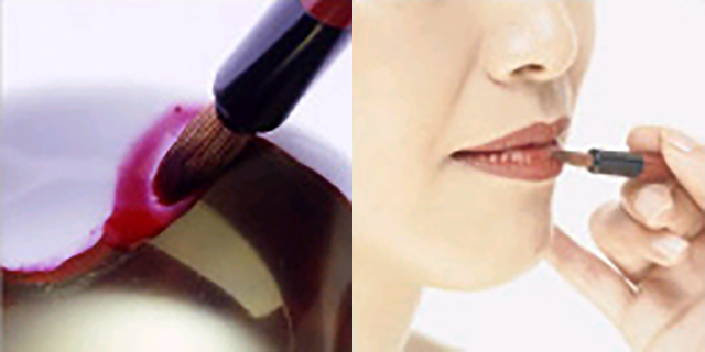 紅を手の甲に塗り置いて即席チークにも！　忙しい現代女性こそ『紅』を使いこなそう