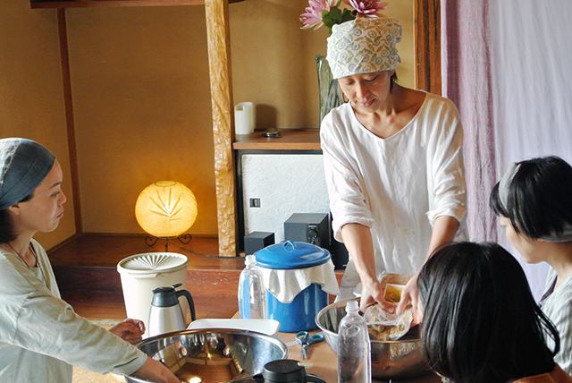 はるさんが発酵食を身近なものにするまでのストーリーや発酵の基礎を学び、そのあとで各自1つずつマイぬか床を仕込む実践授業へ。この時には、はるさんのぬか床を少し分けてもらうという「床分け」も含まれています。