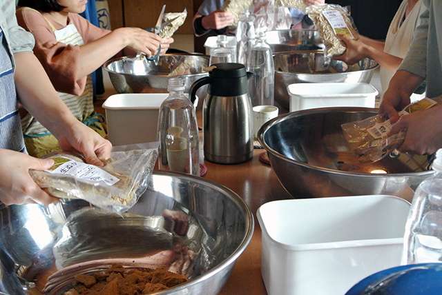 座学中にぬか床でどんな菌たちがどんな風に活性化するかを学び、「ぬか床＝菌の宝庫」と習ったことも手伝って、完成したマイぬか床を「かわいいー！」と連呼して愛でる方が続出