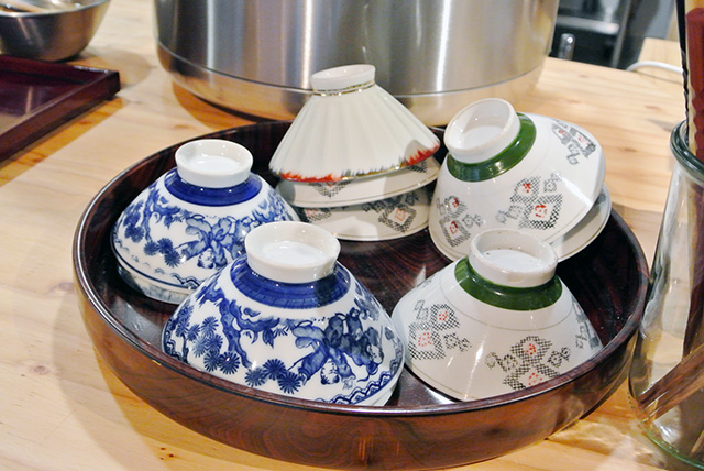 ご飯は自分でお櫃（ひつ）からよそう