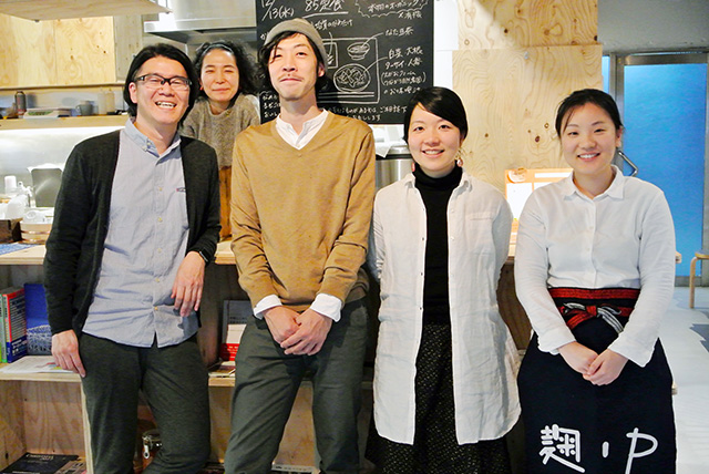 麹中のメンバー。左から崎谷さん、永澤さん、石橋さん、平野さん、大喜多さん。