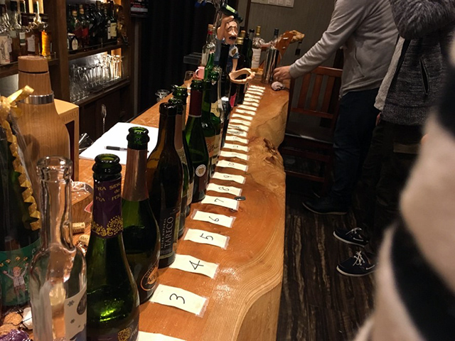 カウンターに並ぶさまざまなシードル