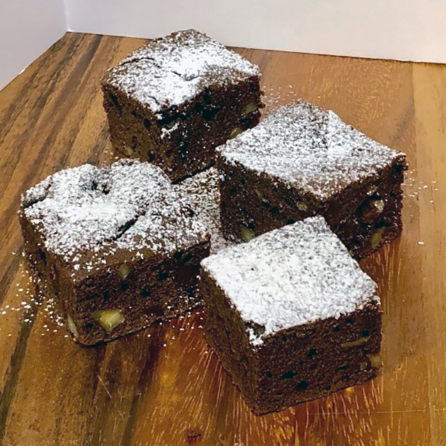 冷めてから粉砂糖をふりかけます