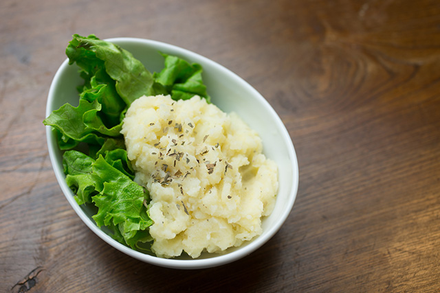茹でたジャガイモをぬか床に漬け、いい味に漬かったところで取り出してマッシュにすると美味しいポテトサラダが出来ます