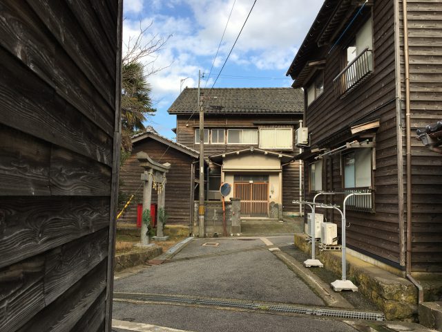 焼杉板の家が立ち並ぶ