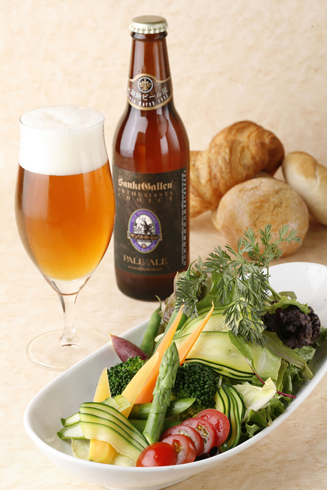 お節料理・お雑煮をはじめとしたお正月料理全般、お寿司・お刺身（特に白身魚）、パスタならペペロンチーノのようにオリーブオイルと塩コショウで味を調えたようなシンプルなもの、カルパッチョ、アクアパッツァ、スチームしただけの海老や蟹、同じくグリルしただけの海老や蟹、ハーブ系ドレッシングのサラダ、チキンの香草焼などがよく合います。