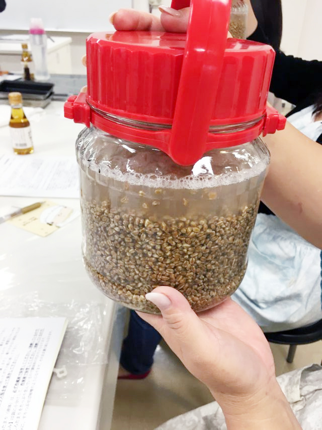 容器に水を入れる