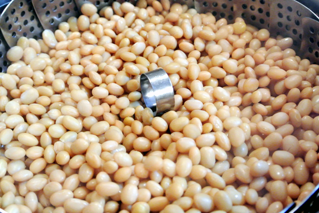 大豆は柔らかくないと納豆菌が入り込めない（発酵されにくい）。蒸し上がりの目安は、2本の指でつまんでみて、力を入れなくても指先だけでつぶせるくらいの柔らかに