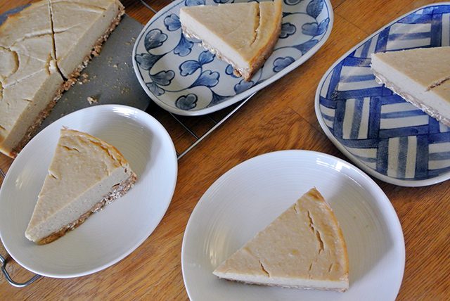 酒粕を使った焼き菓子は時間が経つごとに熟成するため、焼きたてよりも翌日か翌々日が食べごろ。混ぜて焼くだけの簡単レシピですので、平日の夜などに仕込んでおき、週末のポットラックやパーティーに出すのもオススメ。