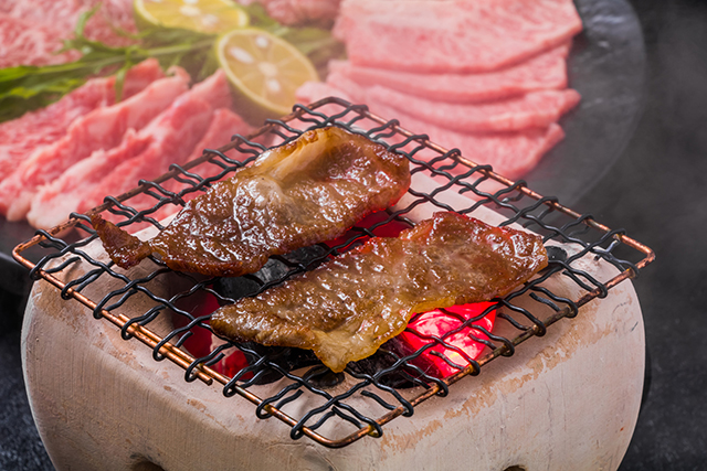 ロース肉の旨みを引き立てる『ピリ辛味噌の漬けダレ』