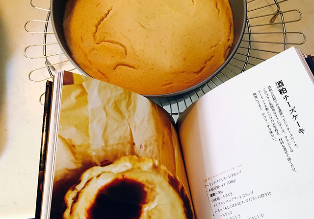 なかじさんのレシピではケーキの下にアーモンドスライス（1/3カップ）を敷き詰めて焼いていましたが、今回はオートミールをつかったビスケットの土台にアレンジしてみます。