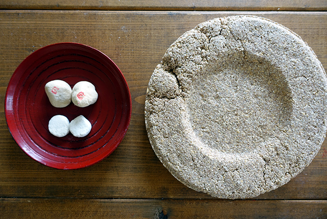 右が韓国の餅麹「ヌルッ」、左上がタイの餅麹「ルクパン」、左下がインドネシアの餅麹「ラギ」